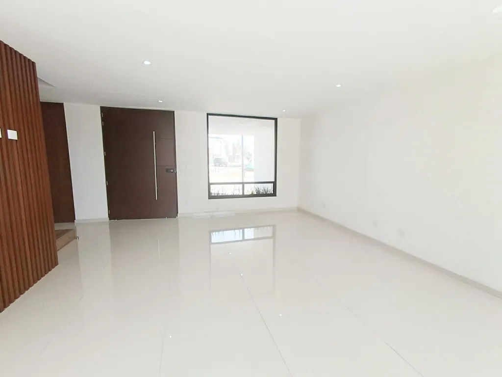 amplia sala comedor con luz natural