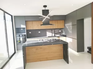 cocina integral con barra en granito