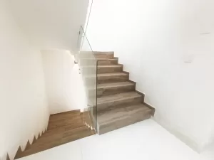 escaleras muy amplias con cristal templado