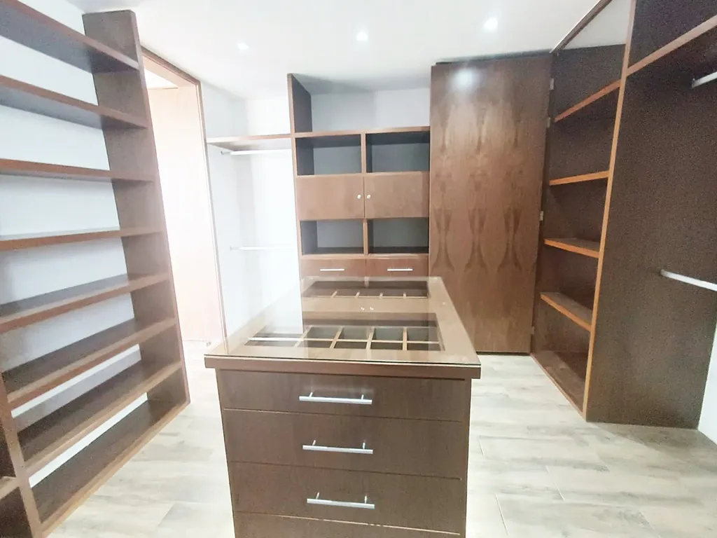 vestidor principal muy amplio con luz led