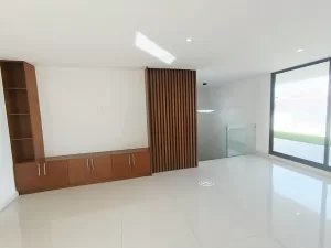 family room con baño completo