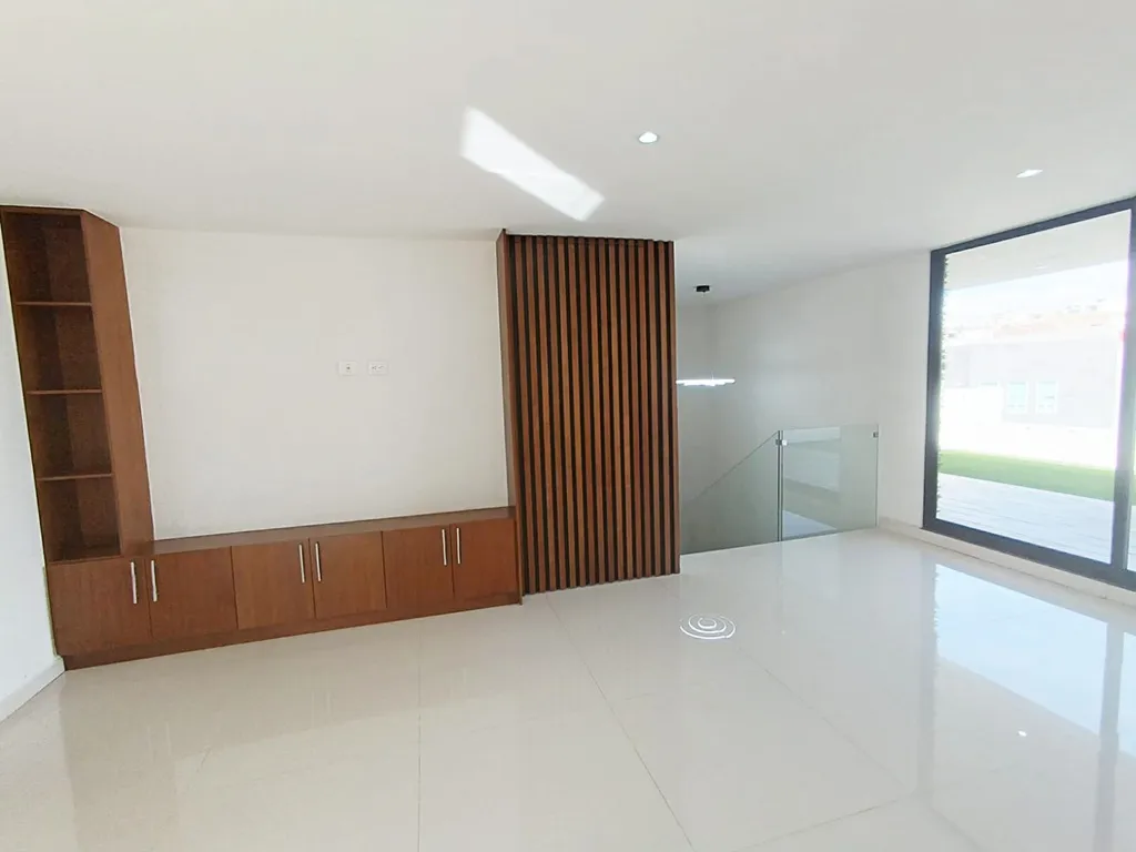 family room con baño completo