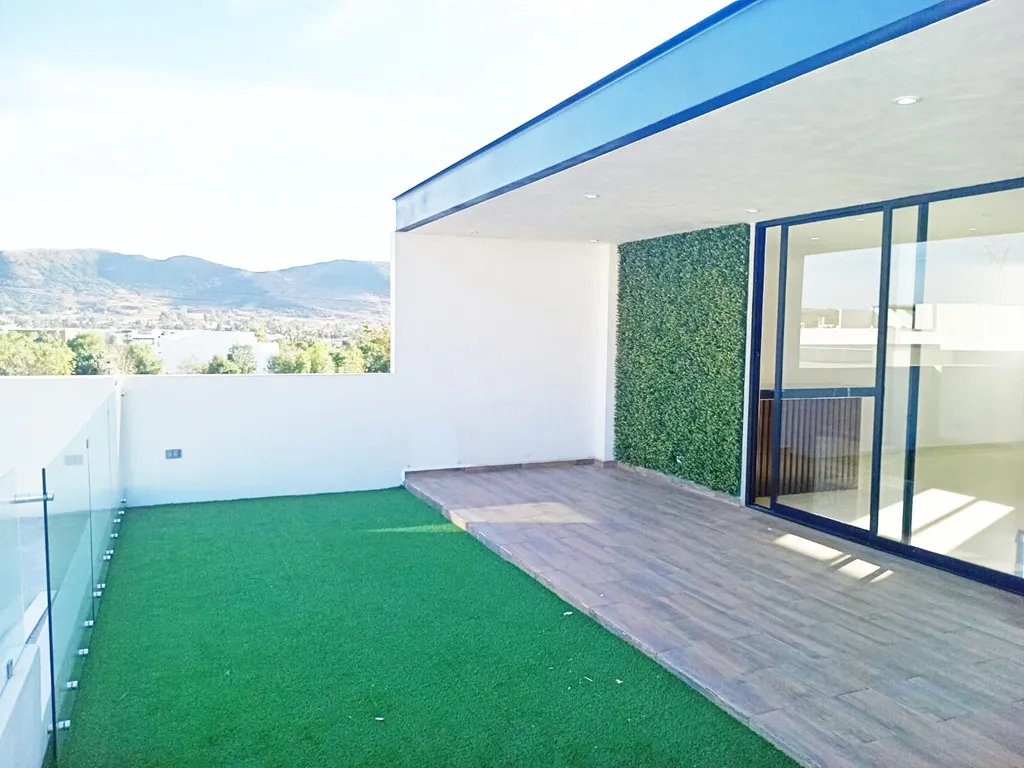 amplio roof garden con pasto sintético