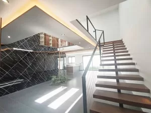 escaleras muy amplias con ilumiación led