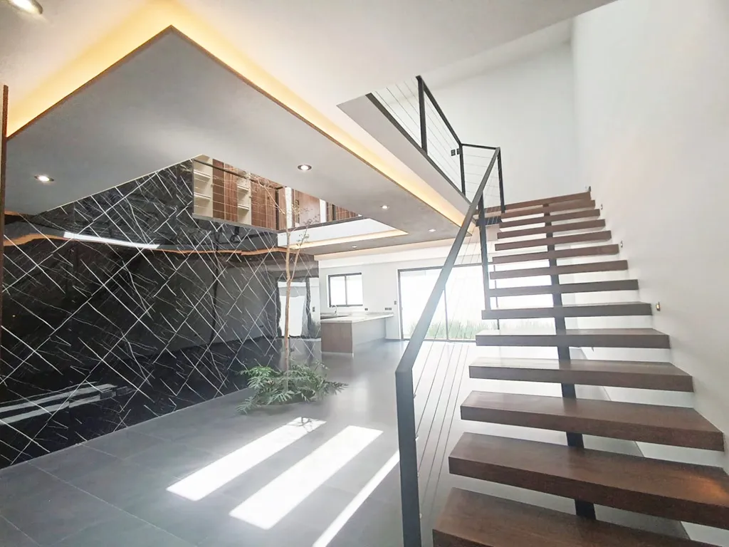 escaleras muy amplias con ilumiación led