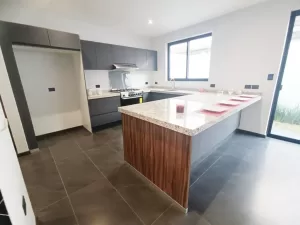 amplia cocina integral abierta de lujo