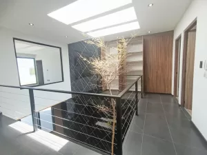 pasillo para las recamaras con arbol frutal