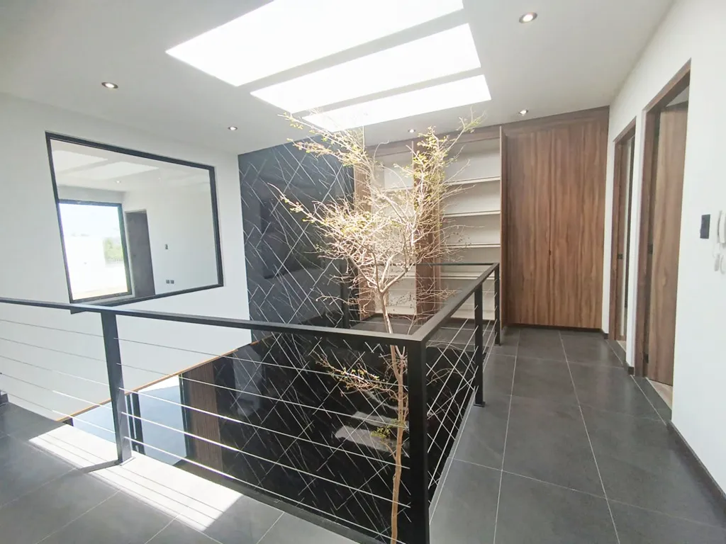 pasillo para las recamaras con arbol frutal