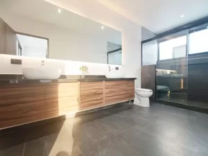 baño principal con termiandos en marmol