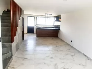 Amplia sala comedor con  mucha luz natural