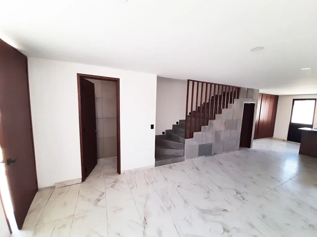 sala con bodega y 1/2 baño