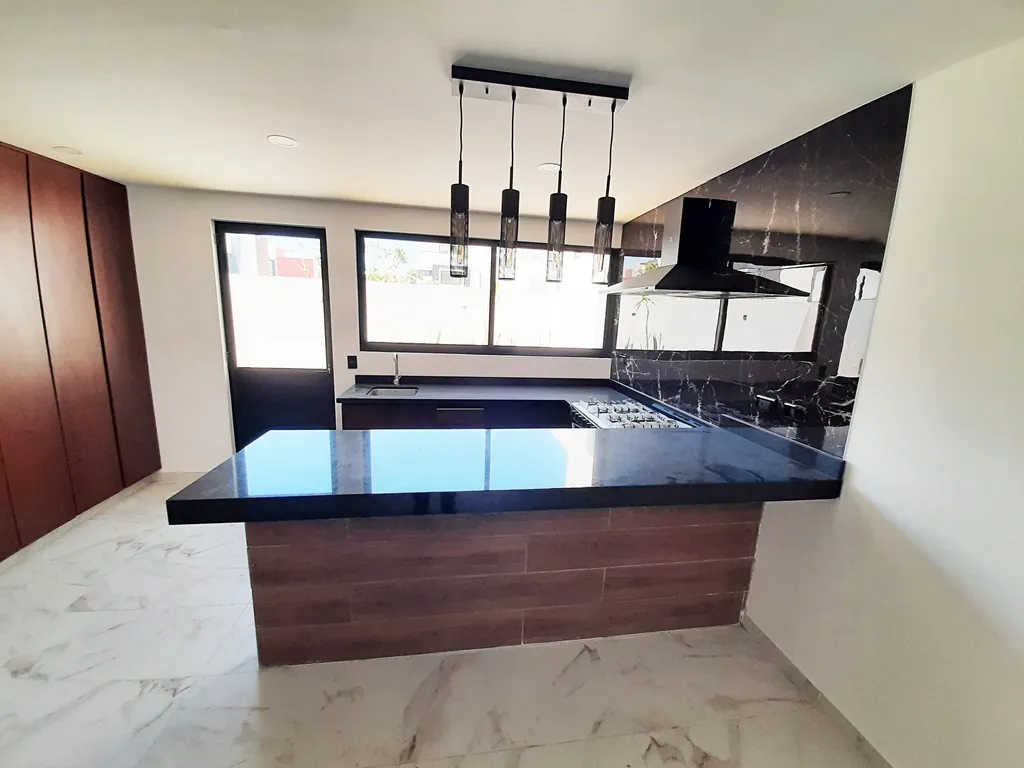 cocina integral equipada y con barra de granito