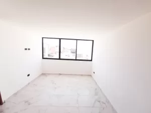 recamara principal amplia con vestidor y baño