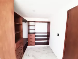 vestidor principal con iluminación natural