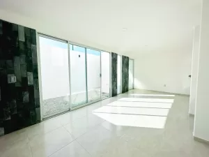 amplia sala comedor con mucha luz natural