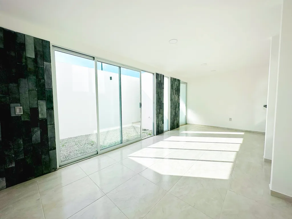 amplia sala comedor con mucha luz natural