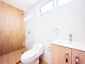 baño completo compartido para recamaras