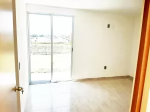 recamara principal amplia con balcón