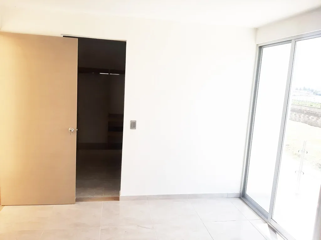 recamara principal con vestidor y baño completo