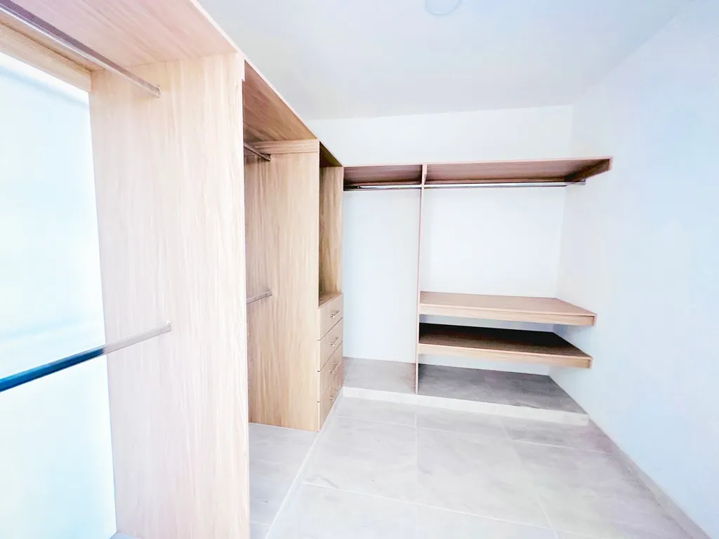 vestidor principal muy amplio