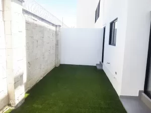 jardín amplio con pasto sintético