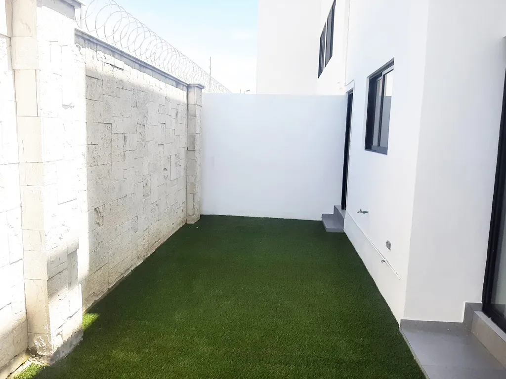 jardín amplio con pasto sintético