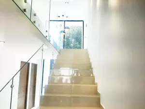 amplias escaleras con cristal templado