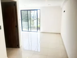 recamara principa amplia con balcón