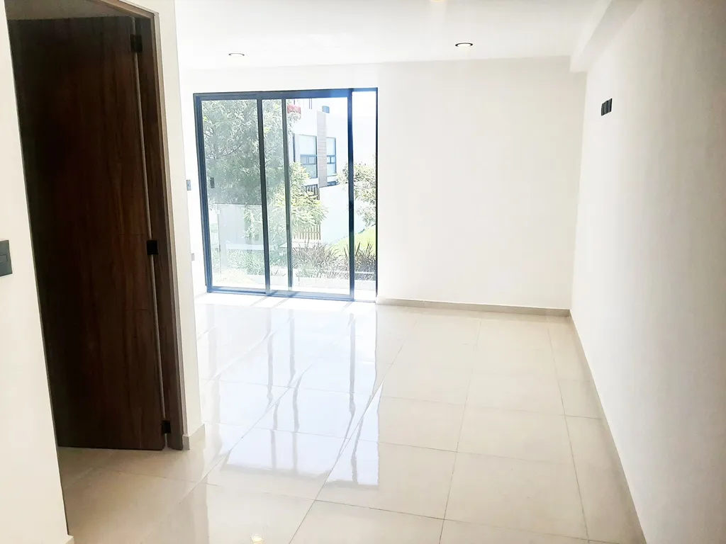 recamara principa amplia con balcón