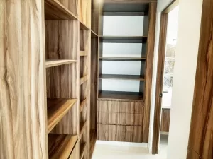 vestidor principal muy amplio