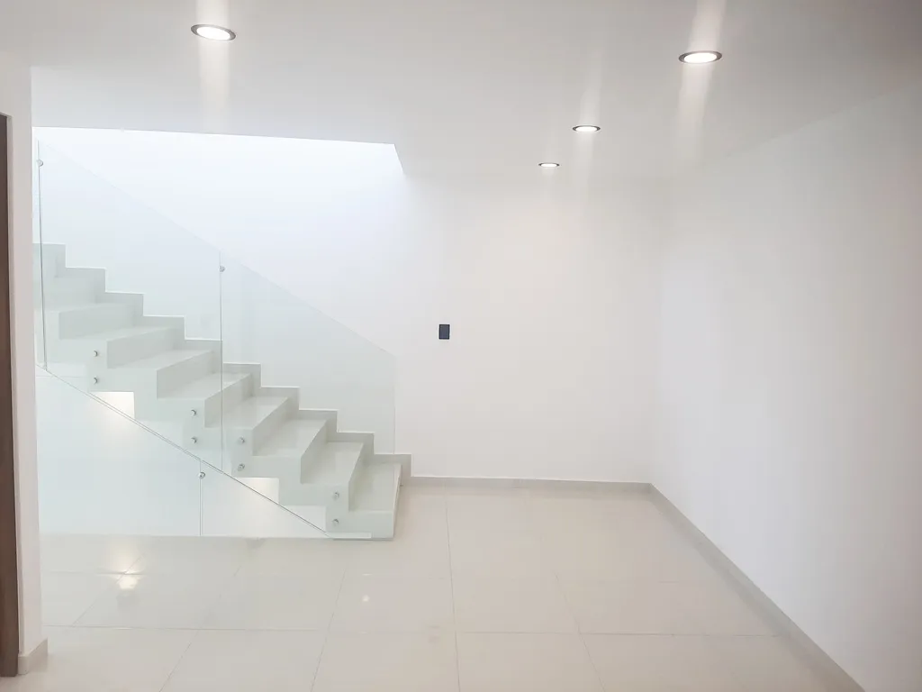 sala de tv amplia con mucha luz natural