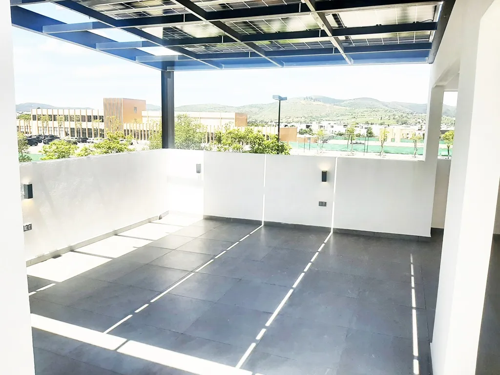 roof garden con pergolado y panel solar