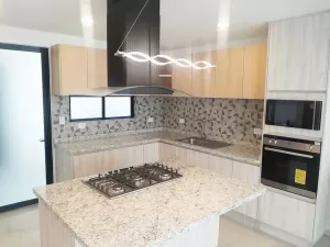 cocina integral con barra en granito