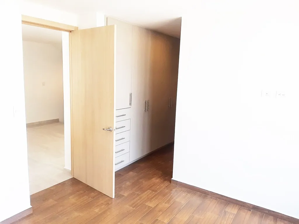 recamara principal con vestiro y baño completo