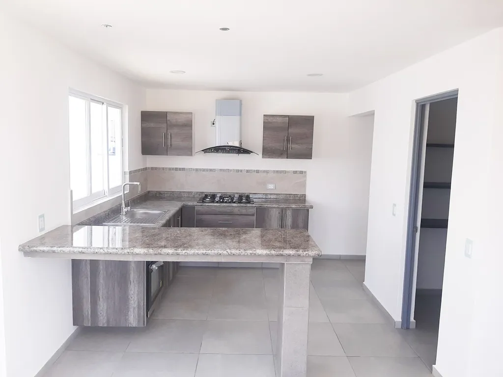 cocina integral con barra en granito