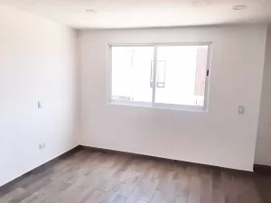 amplia recamara principal con vestidor y baño completo