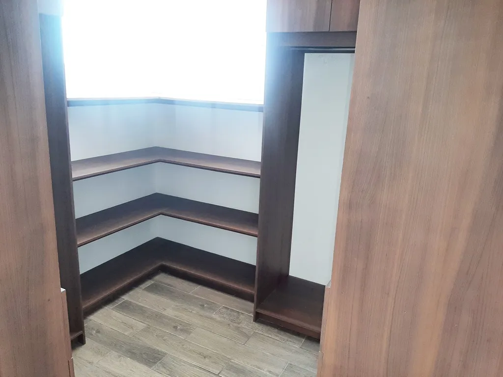 amplio vestidor principal