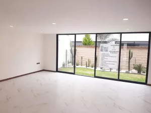 amplia sala comedor con mucha iluminación natural