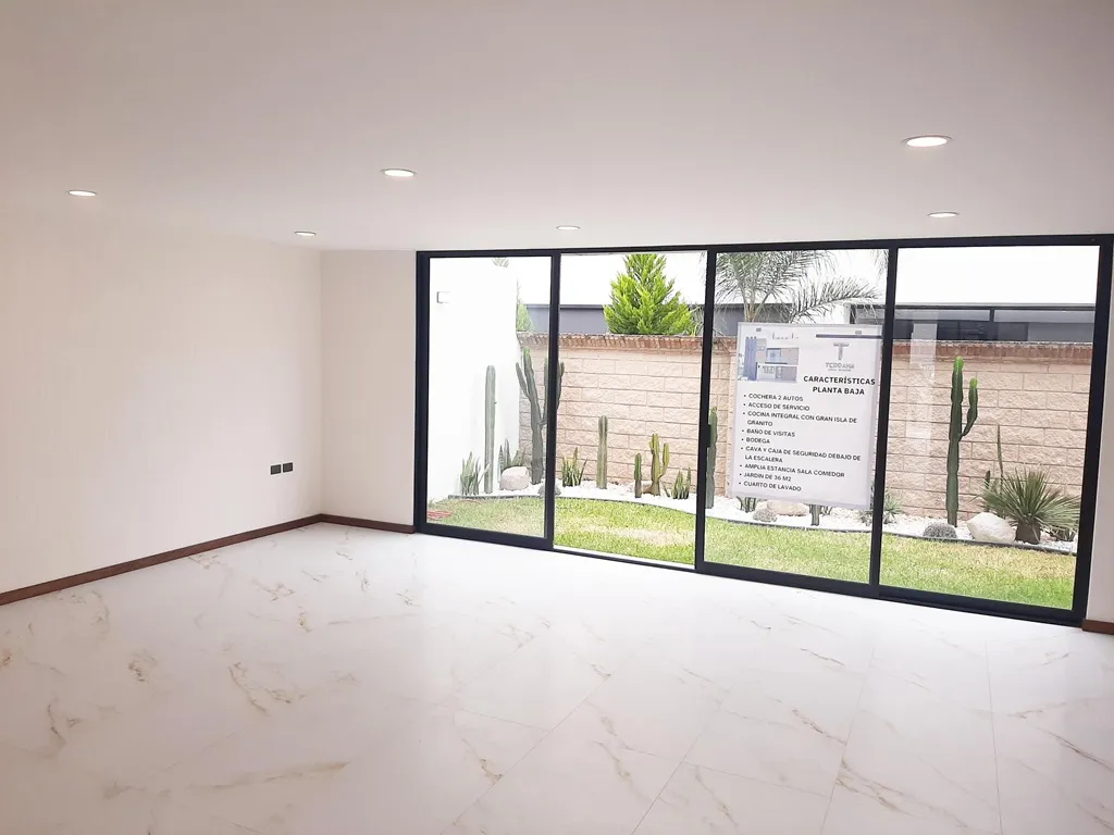 amplia sala comedor con mucha iluminación natural