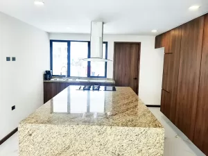 cocina integral abierta de lujo