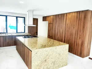 cocina integral con enorme barra en granito y equipada