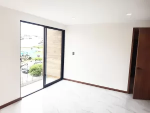 recamara principal muy amplia con vestidor y baño