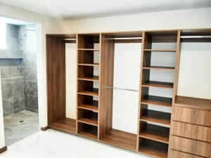 vestidor principal muy amplio