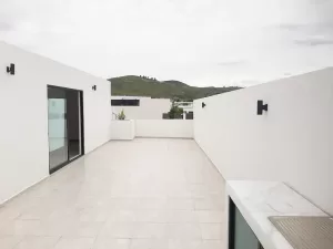 amplio roof garden con tarja y asador