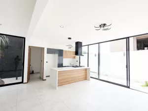 cocina integral con barra de granito