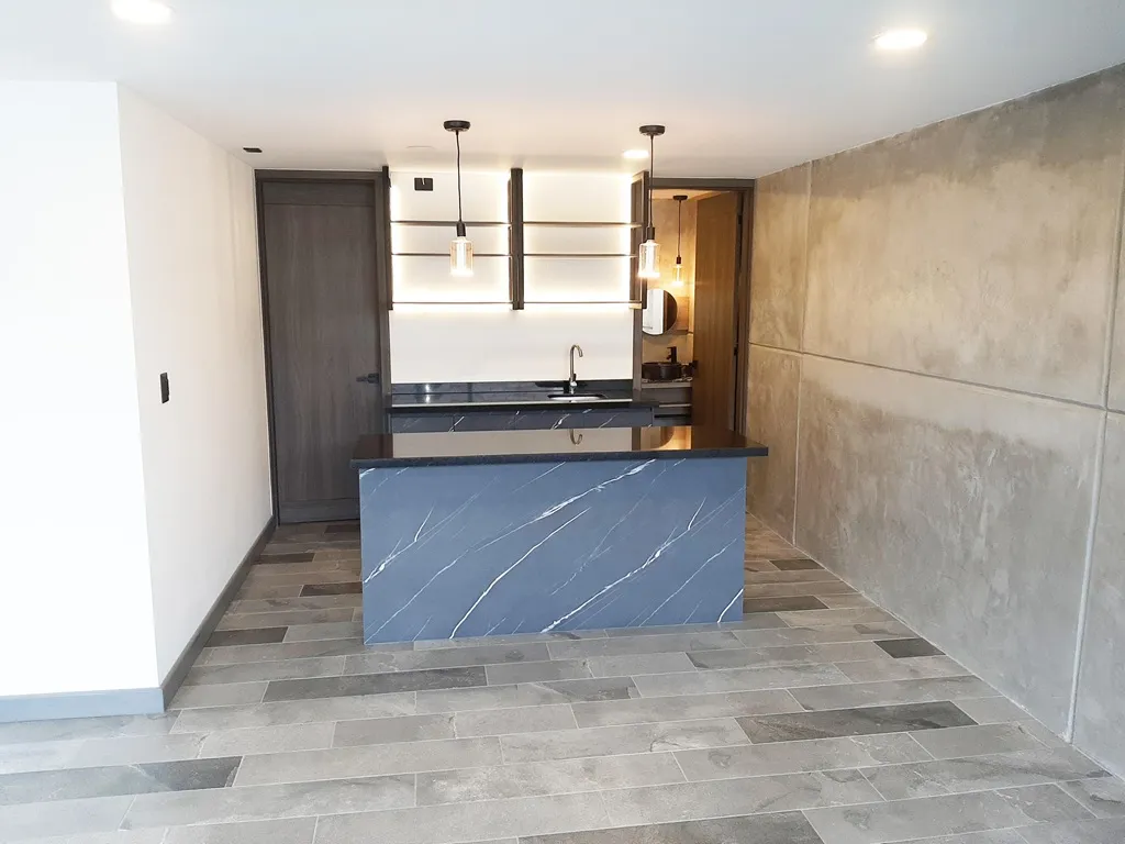 bar con doble baño y barra de granito