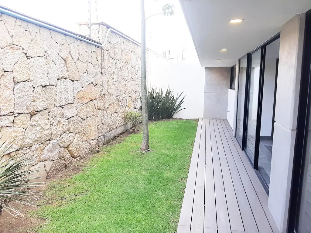 jardín con vista desde el bar