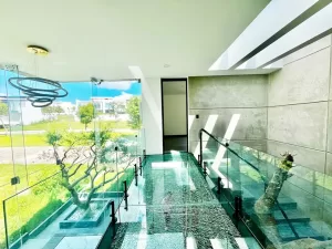 pasillo a las recamaras con cristal cortado 