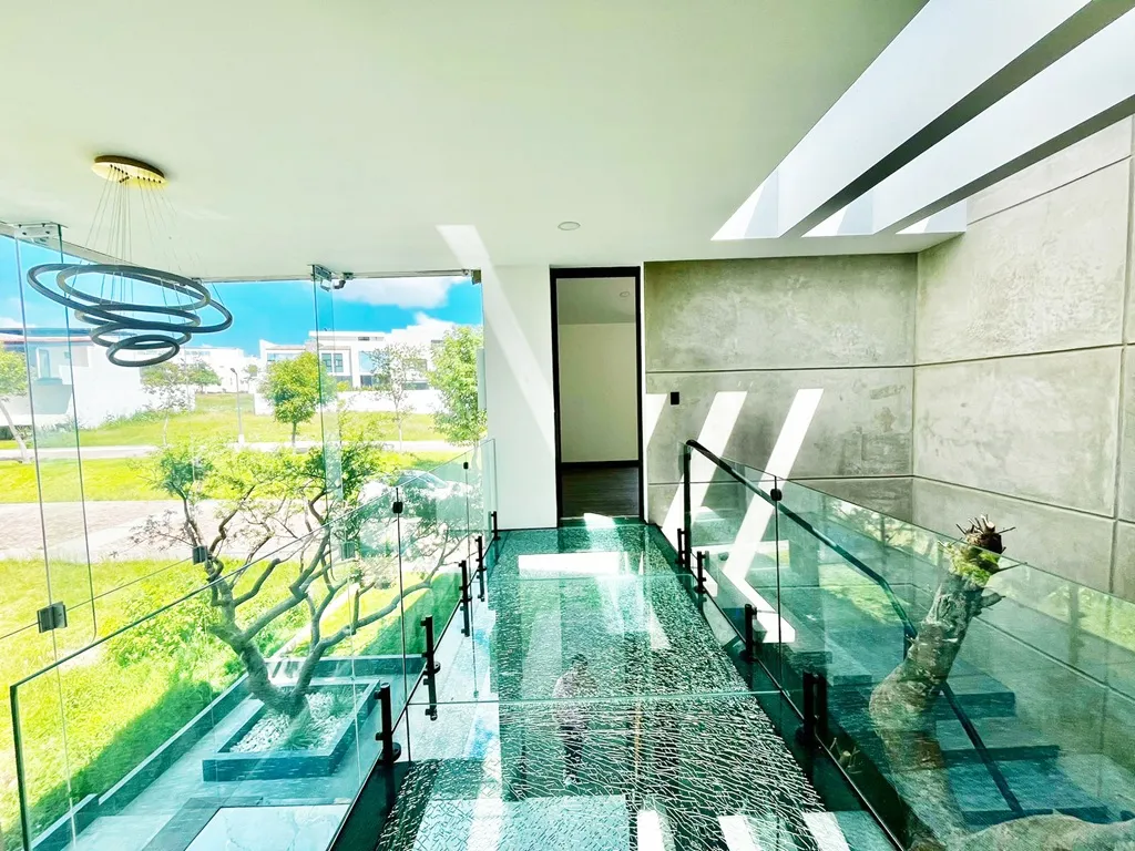 pasillo a las recamaras con cristal cortado 