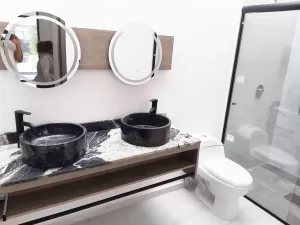 baño con terminados en marmol
